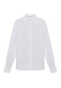 Camicia bianca con colletto a punta, maniche lunghe e dettagli ai polsini. Tessuto lucido con vestibilità strutturata e bottoni trasparenti.
