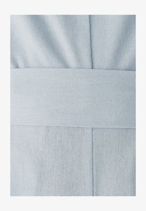 Hellblauer, strukturierten Stoff mit einem horizontalen Banddetail, das subtile Falten und Nähte im Textil erzeugt.