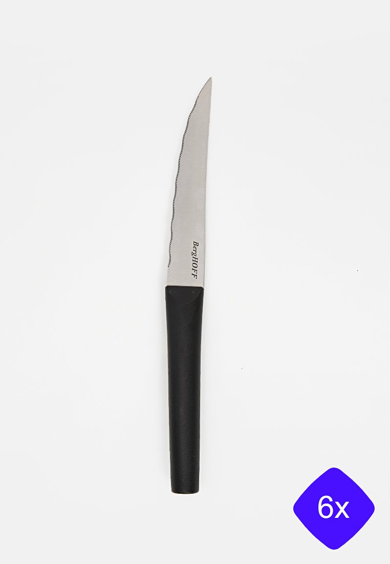 Couteau dentelé en acier inoxydable avec une poignée en plastique noir, doté d'une lame effilée et d'un logo près de la poignée. Vendu par lot de six.