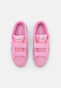 Un paio di sneakers rosa Puma con doppie cinghie in velcro, colletto imbottito e suole bianche, viste dall'alto su sfondo bianco.