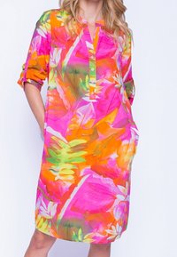 Farverig knælang kjole med livlige nuancer af pink, orange og grøn. Lavet af letvægtsstoffer med knaplukning og sidelommer.