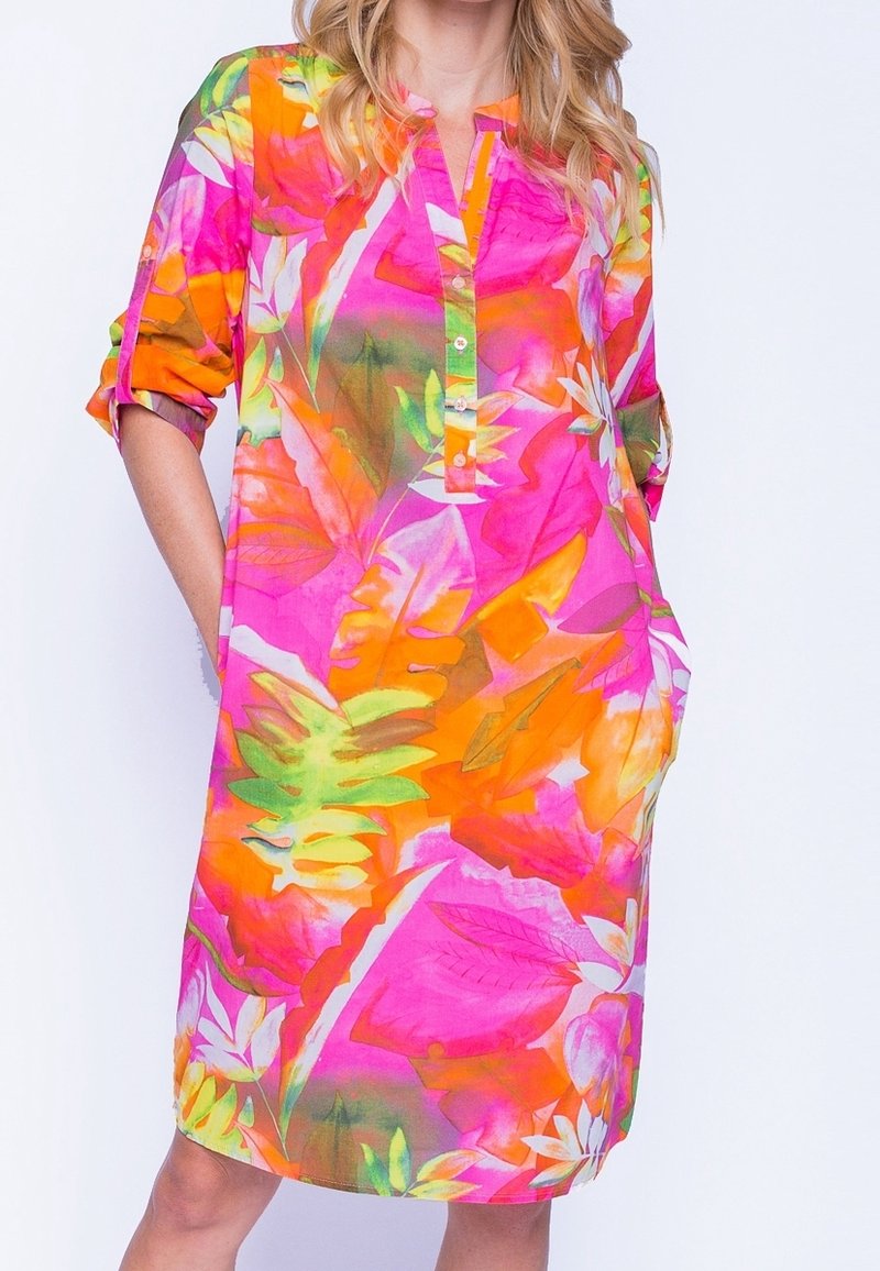 Farverig knælang kjole med livlige nuancer af pink, orange og grøn. Lavet af letvægtsstoffer med knaplukning og sidelommer.