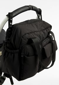 Borsa per pannolini imbottita nera con multiple tasche con zip e tracolla regolabile. Texture liscia, fissata saldamente alla maniglia del passeggino.
