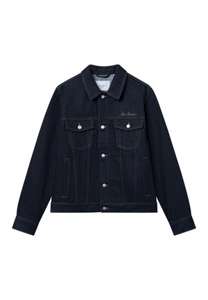 Tume sinine denimist jakk terava kraega, kahe rinna taskuga, hõbedaste detailide ja nähtavate õmblustega. Brändi logo on tikitud ette.