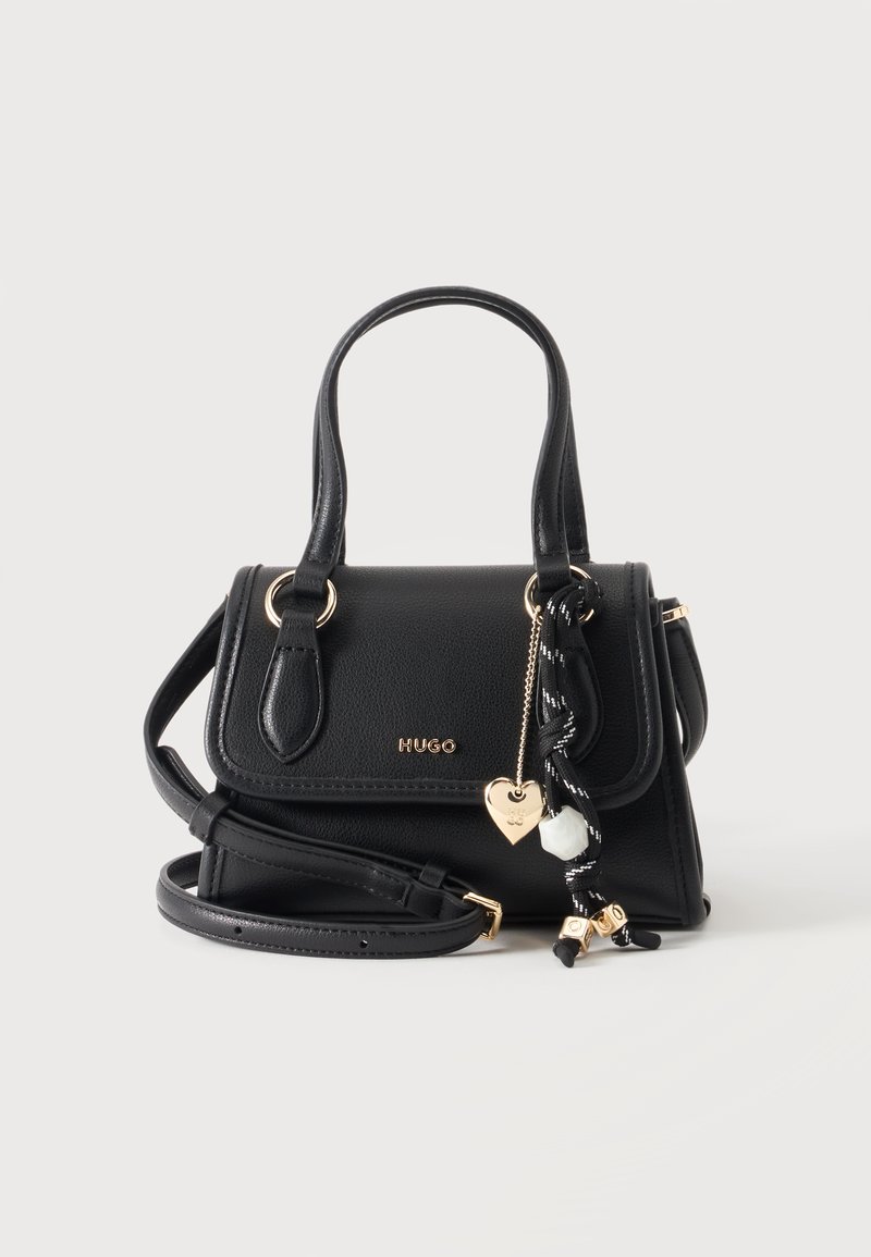 Sac à main Hugo en cuir noir avec deux poignées, une bandoulière amovible et un cordon décoratif noir et blanc avec pendentif cœur doré.