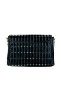 Borsa a busta nera rettangolare con motivo a rombi e dettagli argentati. Texture liscia e chiusura a pattina con un attacco a catena dorata.