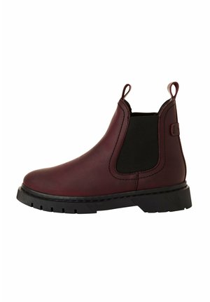 Cizma Chelsea din piele burgundy, cu panouri laterale elastice, tab pentru tragere și talpă din cauciuc cu textură zimțată. Finisaj neted și vârf rotunjit.