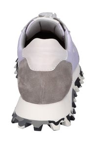 Sneaker met een gestructureerd grijs suède bovenwerk en een gladde witte leren bovenkant; gewatteerde kraag; gekartelde zwarte en grijze buitenzool; lichtgewicht ontwerp.