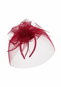 Rotes Netz-Fascinator mit einer geschichteten Tüllblume, verziert mit Federn, befestigt an einem Haarband. Halbtransparente Gestaltung.
