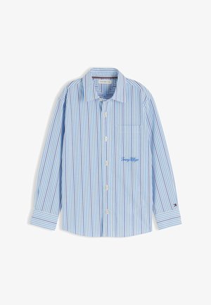 Chemise boutonnée à manches longues rayée bleu clair et blanc, avec une poche poitrine et un petit logo brodé au-dessus de la poche et sur le poignet.