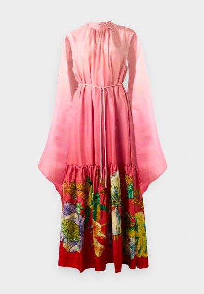 Vestido longo rosa com mangas em forma de sino transparentes, cintura com cordão e um padrão floral em cores vibrantes na bainha. Textura suave.