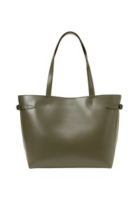 Torebka tote w oliwkowym odcieniu, wykonana z gładkiej skóry, z dwoma paskami na ramię i detalami bocznego paska, prezentująca się na białym tle.
