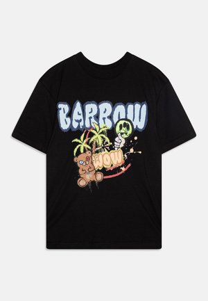 T-shirt en coton noir avec un design graphique coloré comportant le texte "BARROW", des palmiers, un ours en cartoon et des éclaboussures de couleur vibrantes.