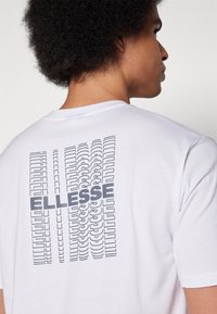 Ellesse MELARA  - Camiseta estampada - white