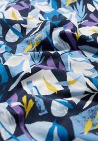 Puuvillane kangas sinise, tumesinise ja valge lillemustriga. Omab kollaseid ja lillakaid aktsente. Pehme tekstuur ja kerge kortsus välimus.