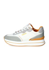 Sneaker bianca e grigia con accenti arancioni, caratterizzata da una combinazione di materiali in tela e suede, punta rotonda e una suola spessa e texture.