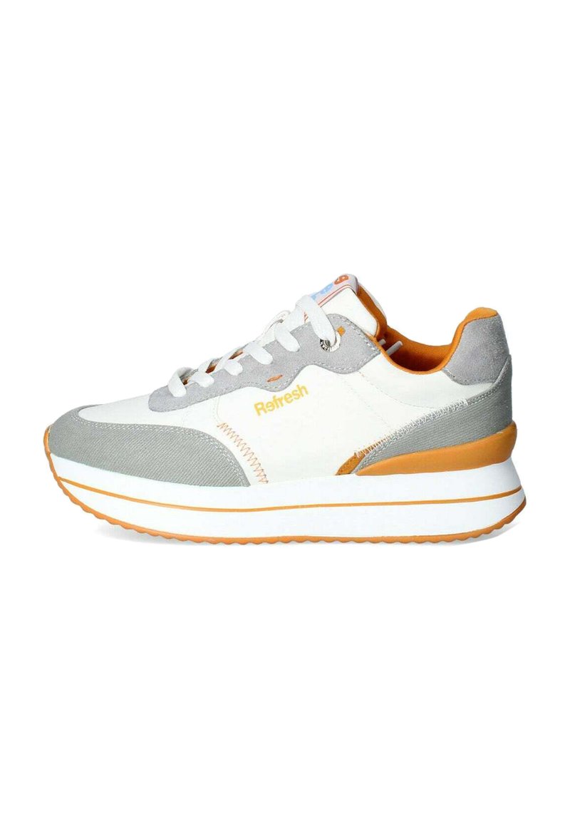 Sneaker bianca e grigia con accenti arancioni, caratterizzata da una combinazione di materiali in tela e suede, punta rotonda e una suola spessa e texture.