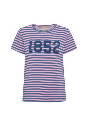 Kortærmet, pink og blå stribet T-shirt med teksturerede navyblå "1852" tal på brystet, rund halsudskæring.