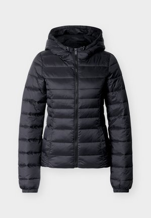 Μαύρο φουσκωτό μπουφάν με κουκούλα, φερμουάρ μπροστά, μακριά μανίκια και ελαστικές μανσέτες σε απλό φωτεινό φόντο.