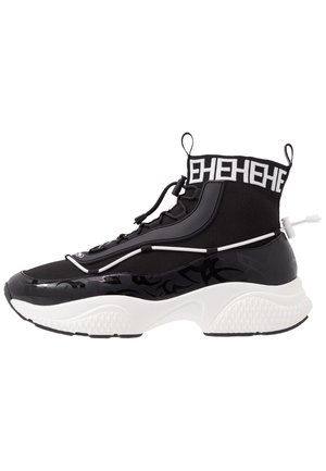 Czarny sneaker za kostkę z grubą białą podeszwą, dzianą cholewką, tekstem "HEHEHE" na kołnierzu oraz białym, regulowanym sznurkiem po boku i z tyłu.