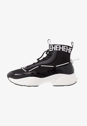 Sneaker montante noire avec semelle blanche épaisse, dessus en maille, texte "HEHEHE" sur le col et cordon blanc réglable sur les côtés et à l’arrière.