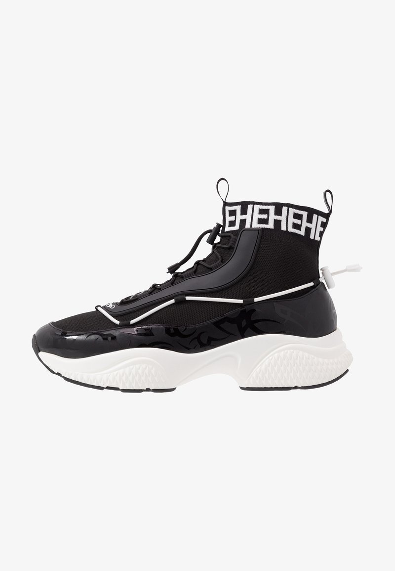 Sneaker montante noire avec semelle blanche épaisse, dessus en maille, texte "HEHEHE" sur le col et cordon blanc réglable sur les côtés et à l’arrière.
