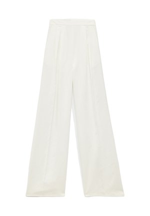 Pantalones de pierna ancha en suave tejido blanco. Presentan pliegues en la parte delantera y una cinturilla lisa. Diseño simple sin adornos visibles.
