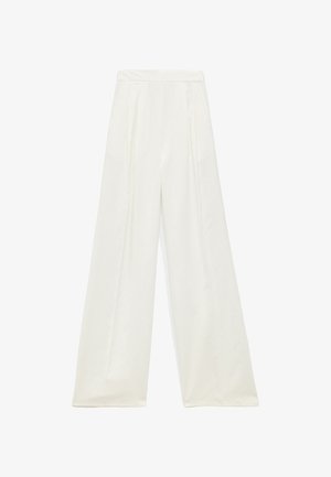 Pantalones de pierna ancha en suave tejido blanco. Presentan pliegues en la parte delantera y una cinturilla lisa. Diseño simple sin adornos visibles.