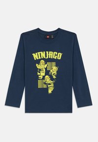 Marineblaues Langarm-T-Shirt mit leuchtend gelbem "NINJAGO"-Schriftzug und LEGO-Charaktergrafiken, mit glatter Textur.