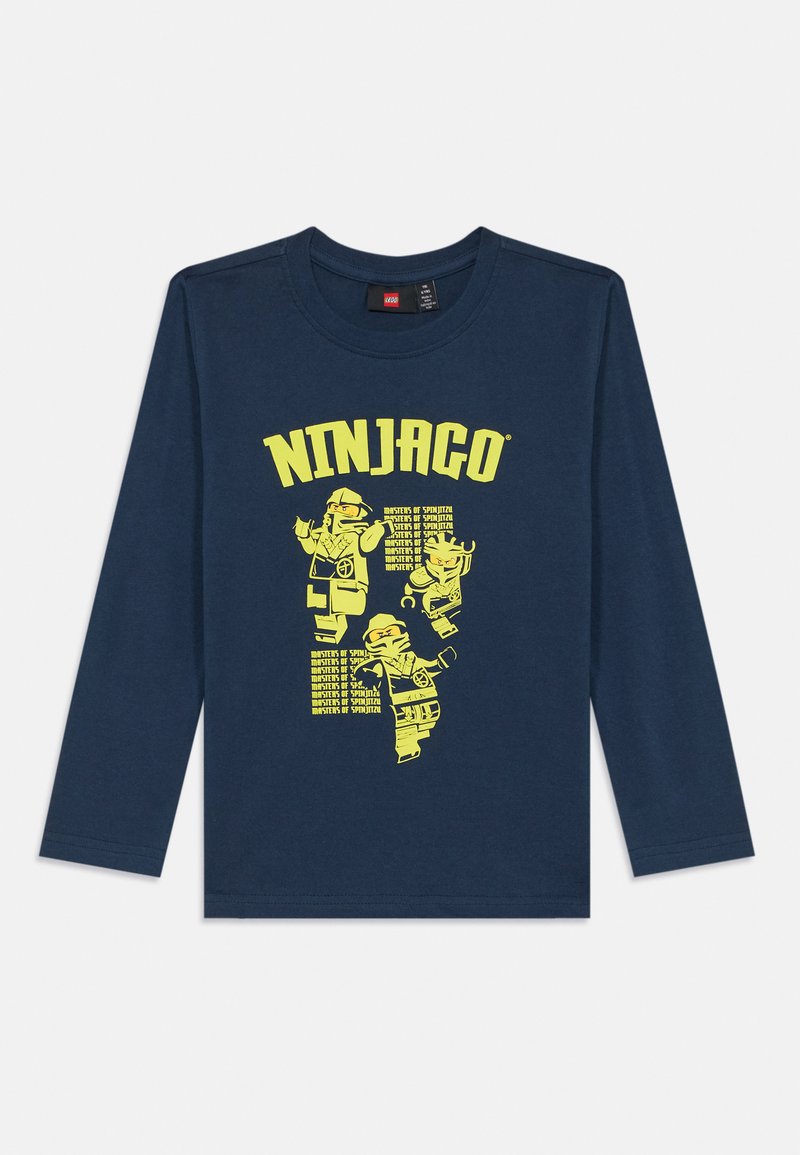 Marineblaues Langarm-T-Shirt mit leuchtend gelbem "NINJAGO"-Schriftzug und LEGO-Charaktergrafiken, mit glatter Textur.