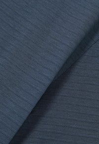 Țesătură texturată în albastru închis și gri ardezie, având motive cu dungi orizontale și un aspect moale, țesut. Potrivită pentru diverse textile.