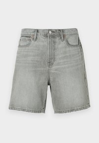 Grå denimshorts med klassisk udskæring, med knaplukning, frontlommer og rå kant. Subtile falmninger over stoffet.