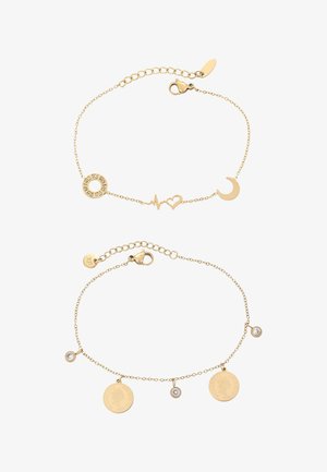 Armbanden met goudkleurige tonen en verschillende bedels: één met cirkel- en hartvormige ontwerpen, een ander met muntbedels en kleine heldere steentjes.