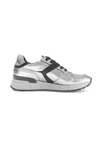 Zilveren sportschoen met een metallic afwerking, zwarte accenten en een gestructureerde zool. Beschikt over een vetersluiting en een gewatteerde kraag voor comfort.