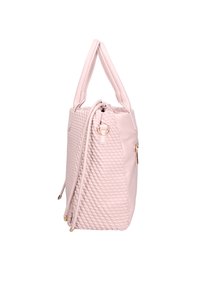 Borsa a tracolla rosa chiaro realizzata in materiale testurizzato, con un motivo trapuntato su un lato, doppi manici e chiusura con zip accentuata in oro.