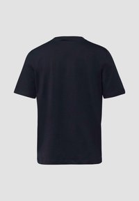 Einfaches schwarzes T-Shirt mit kurzen Ärmeln, von hinten vor einem neutralen grauen Hintergrund gezeigt.