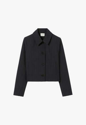 Chaqueta negra corta con mangas largas, tres botones frontales, un cuello ancho y sutiles rayas verticales.