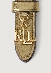 Zelta metāla siksna ar teksturētu apdari. Aprīkota ar zelta "RL" logo piekariņu. Iekļauj cilpu pievienošanai.