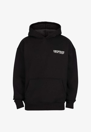 Melnas kapuces džemperis ar priekšējo kabatu un baltu tekstu "DROPSIZE Hustle Lifestyle" augšējā kreisajā krūtī.