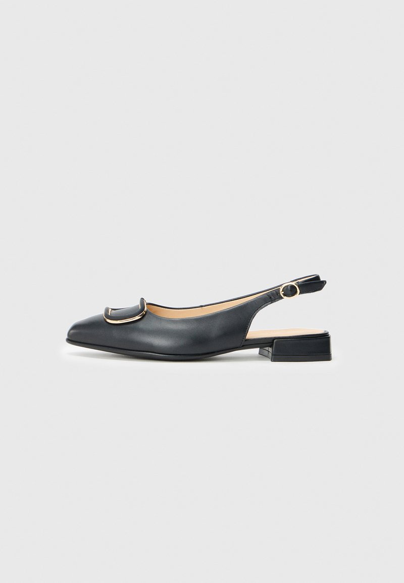 Czarne skórzane buty typu slingback z okrągłym noskiem, niskim blokowym obcasem i ozdobną złotą klamrą z przodu. Gładka powierzchnia, minimalistyczny design.