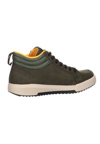 Baskets montantes vert foncé avec lacets noirs, doublure intérieure jaune, rembourrage matelassé à la cheville et semelle en caoutchouc blanche avec semelle extérieure crantée.