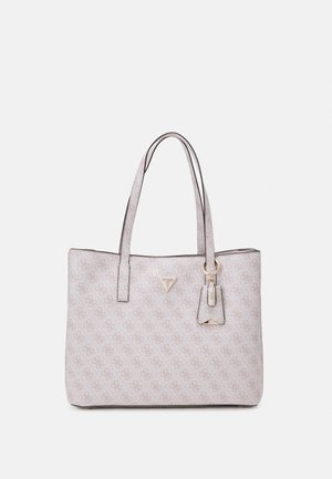 Lys beige mulepose med diskret, gennemgående logomønster, to skulderremme og guldfarvet emblem samt mærkedetalje.