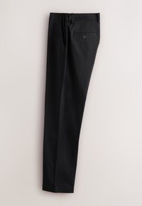 Pantalon noir sur mesure avec une poche arrière boutonnée, des poches latérales et une ceinture avec passants, présenté plié sur un fond clair.