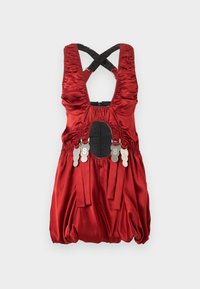 Mini robe en satin rouge avec ourlet bouffant, taille ouverte, bretelles croisées noires, et anneaux et disques décoratifs argentés à la taille.