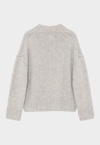 Camisola de malha cinza claro com bainha e punhos canelados, corte descontraído e ombros caídos. Textura suave que aumenta o conforto.