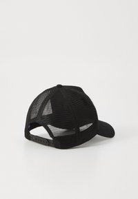 Fekete snapback sapka, amelynek szilárd elülső panelje van, hálós hátsó része a légáteresztés érdekében, és ívelt billentyűje. Állítható pánt hátul.