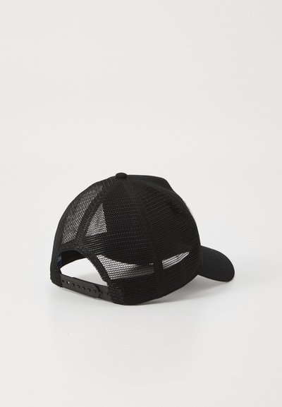 Casquette snapback noire avec un panneau avant solide, dos en maille pour la respirabilité et visière courbée. Sangle ajustable à l'arrière.