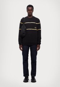 EA7 Emporio Armani TRAIN MONOGRAM - Sportinis megztinis - black/gold