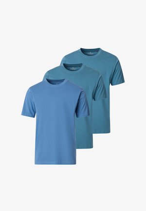 Drie effen T-shirts met ronde hals en korte mouwen in verschillende tinten blauw, gerangschikt van voren naar achteren op een witte achtergrond.