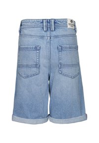 Shorts en denim bleu clair avec un ourlet retroussé, dotés de deux poches arrière plaquées et d'une étiquette à la taille. Texture lisse et design décontracté.